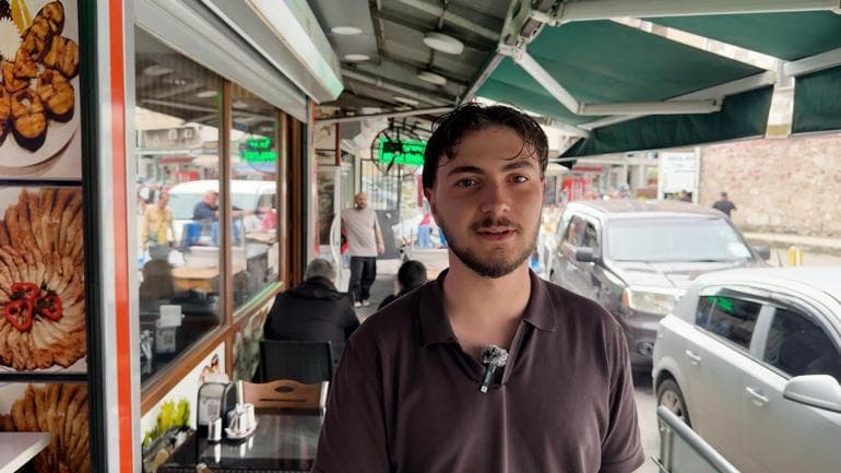 Nefes borusuna yiyecek kaçan müşterisini Heimlich manevrasıyla kurtardı