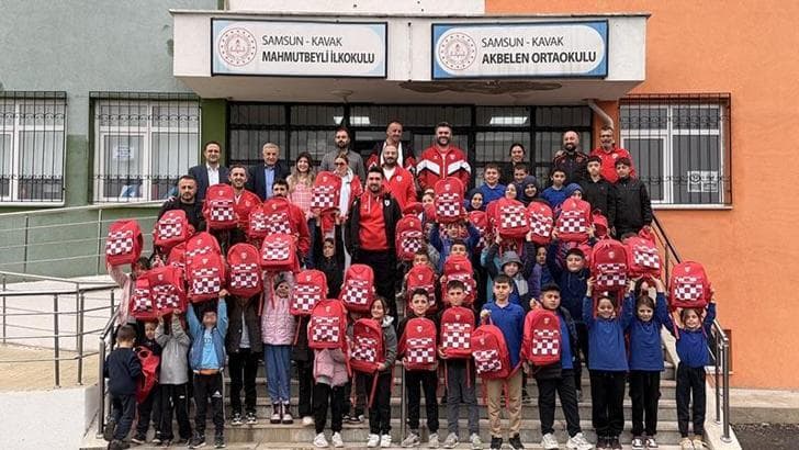 Samsun’da kırsaldaki öğrencilere Samsunspor çantası