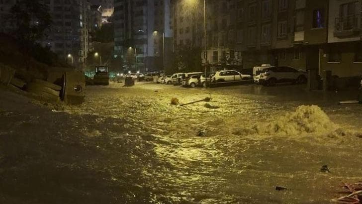 Ankara'da sağanak sonrası rögar taştı; alt kattaki evleri su bastı