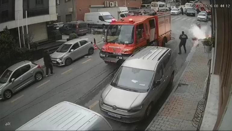 Kağıthane’de yeraltı elektrik kablolarında patlama: Aracını son anda kurtardı
